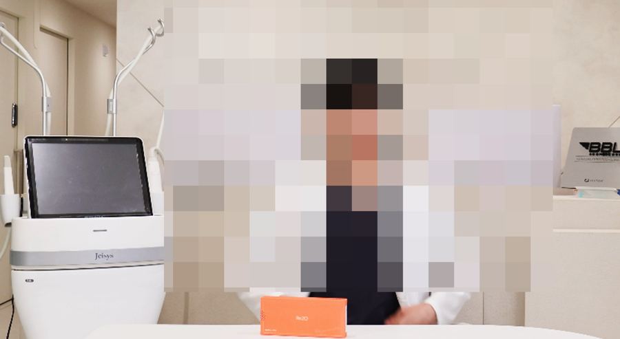 기존 홈페이지의 모자이크 처리된 전문직 유튜브 촬영 장면